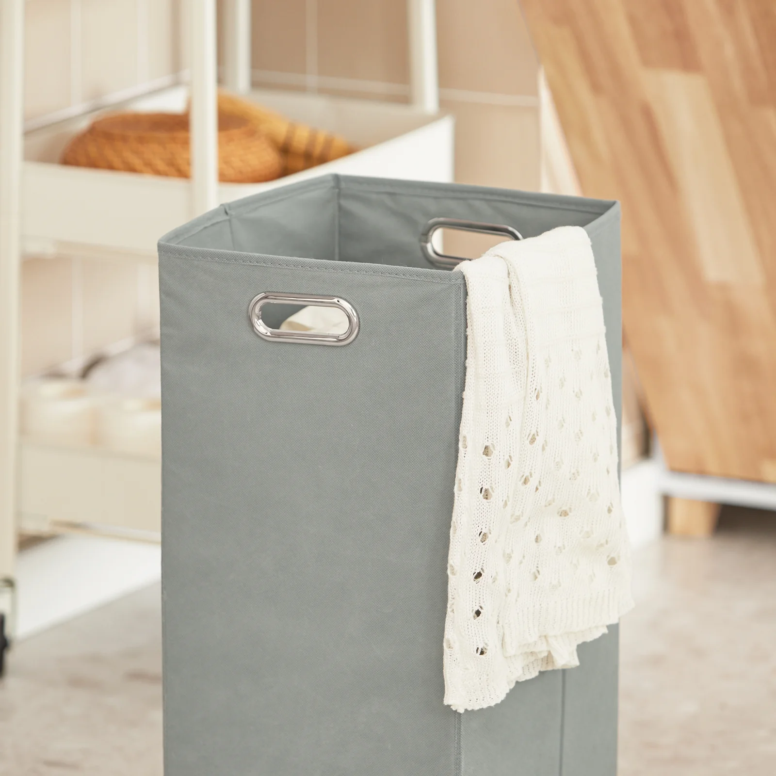 SoBuy BZR74-W Mueble Columna de Baño con 1 Cesto para Ropa Sucia Natural y Blanco - Image 7