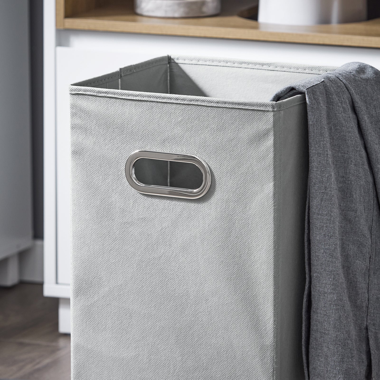 SoBuy BZR146-W Armario de Suelo para Baño con 2 estantes y 1 Cesto para Ropa Sucia Blanco - Image 9